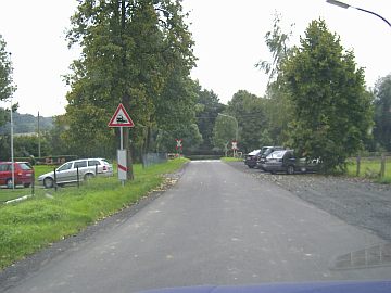 Das rechte Zeichen an der Leuchte muss noch zum Strassenrand verlegt werden